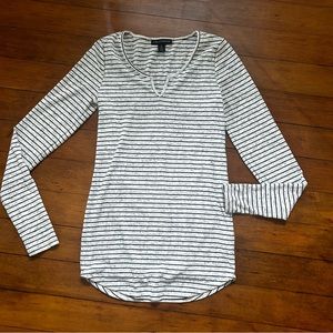 Like new. A Pea in the Pod heathered stripe tee